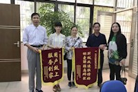 這兩面錦旗的背后，是對“群眾利益無小事”的堅守