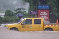 龍舟水太猛！管網(wǎng)搶險“小黃人”與各區(qū)通力合作疏通水浸點(diǎn)！