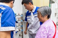 水務(wù)科技賦能社區(qū)治理，為獨(dú)居老人安裝智能水表，精準(zhǔn)呵護(hù)老人安全